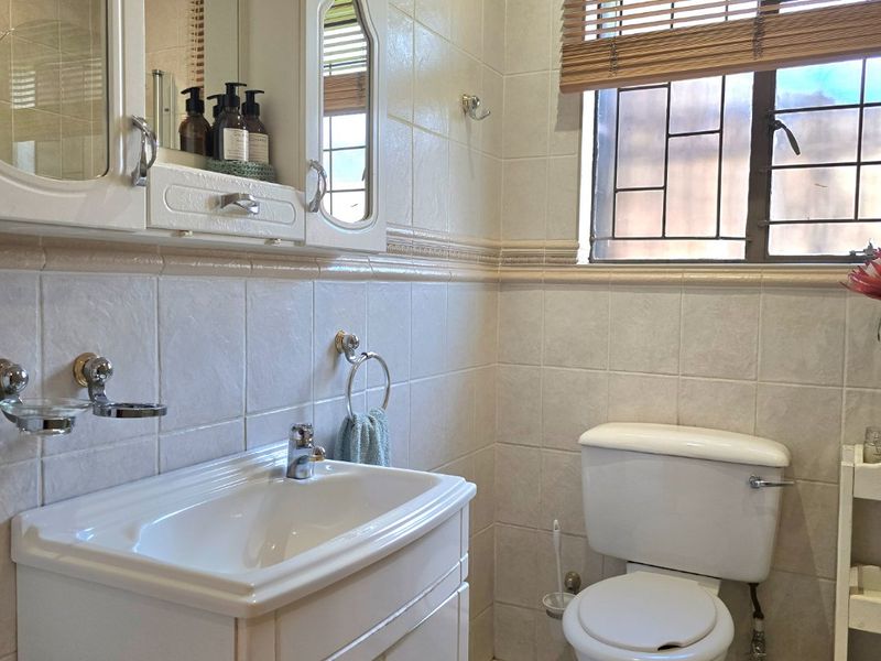 PICTURE PERFECT TOWNHOUSE IN POPULAR COMPLEX IN THE HEART OF FAERIE GLEN - Photo 10