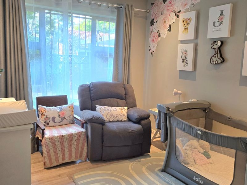 PICTURE PERFECT TOWNHOUSE IN POPULAR COMPLEX IN THE HEART OF FAERIE GLEN - Photo 7
