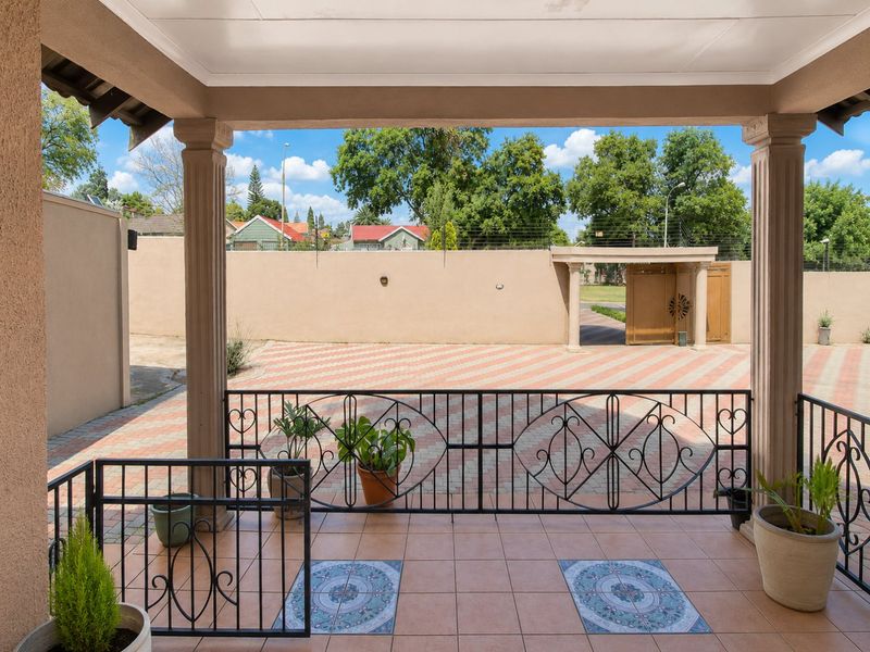 Spacious family home with granny flat in Esther Park - Photo 3