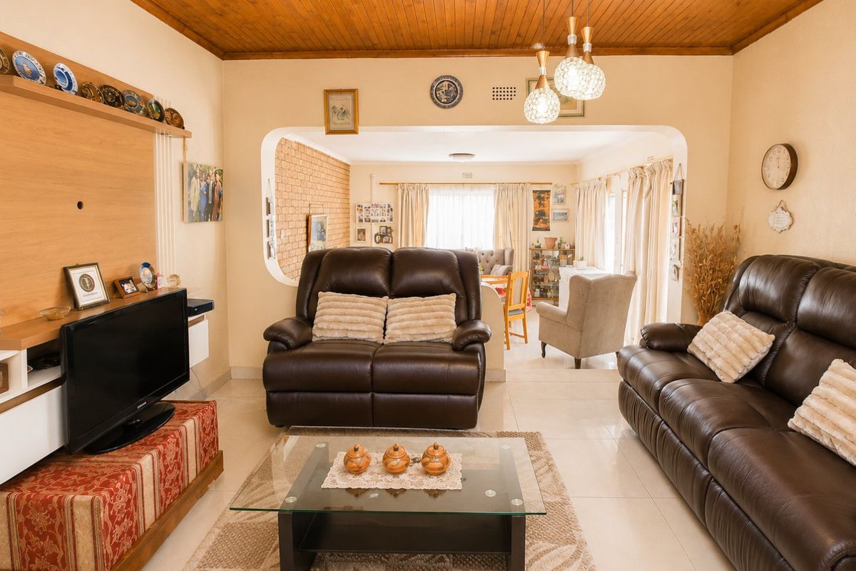 Spacious family home with granny flat in Esther Park - Photo 4