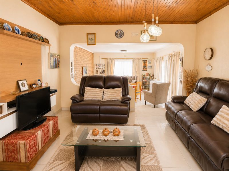 Spacious family home with granny flat in Esther Park - Photo 4
