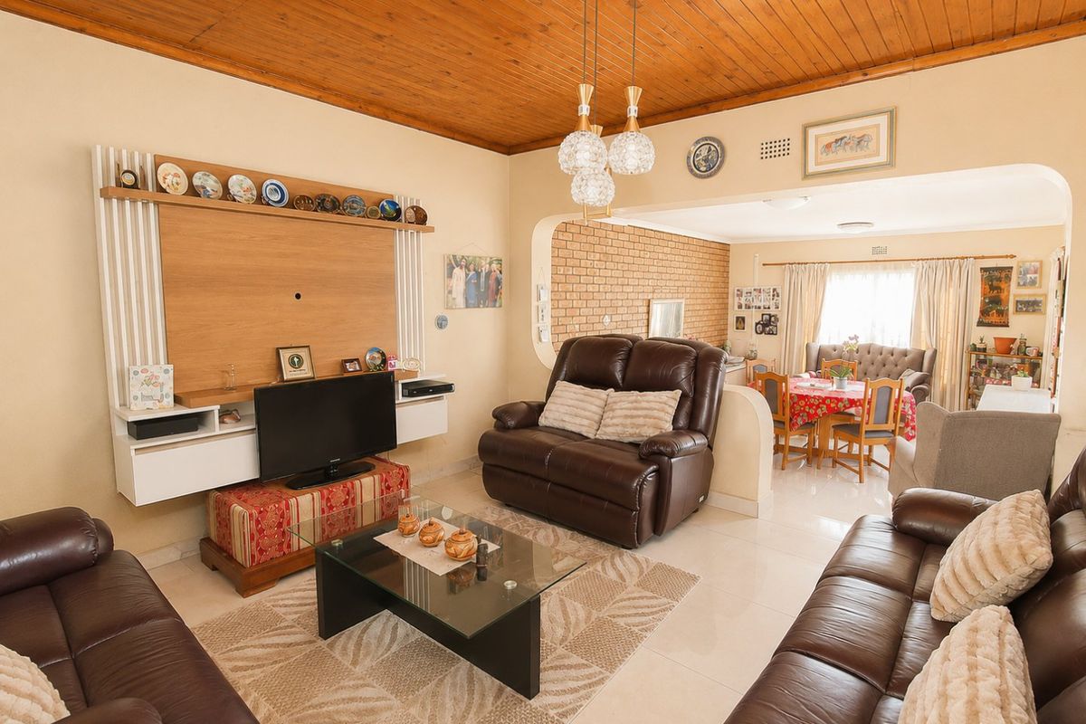 Spacious family home with granny flat in Esther Park - Photo 5