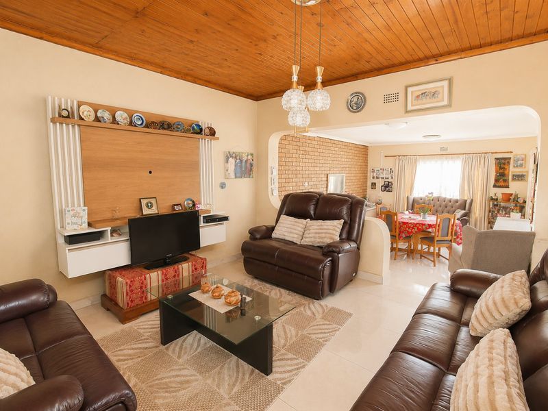 Spacious family home with granny flat in Esther Park - Photo 5