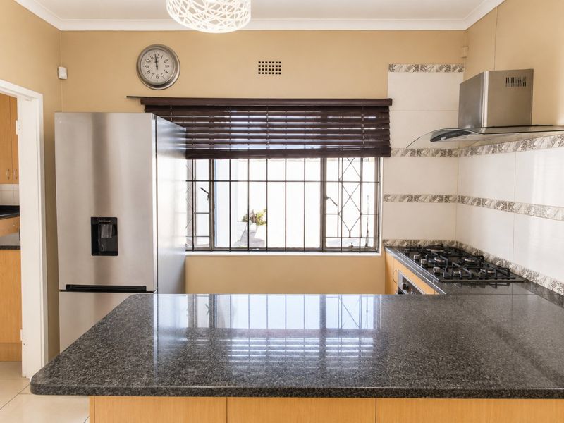 Spacious family home with granny flat in Esther Park - Photo 10