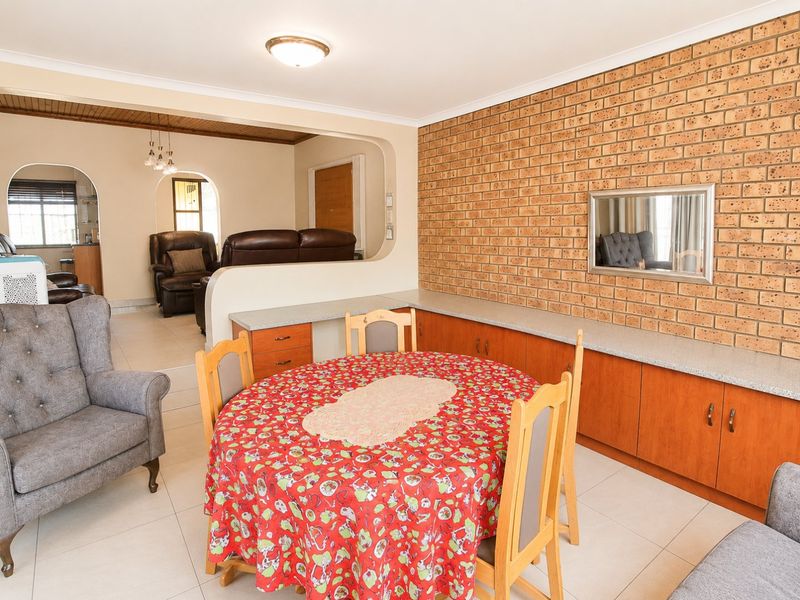 Spacious family home with granny flat in Esther Park - Photo 7