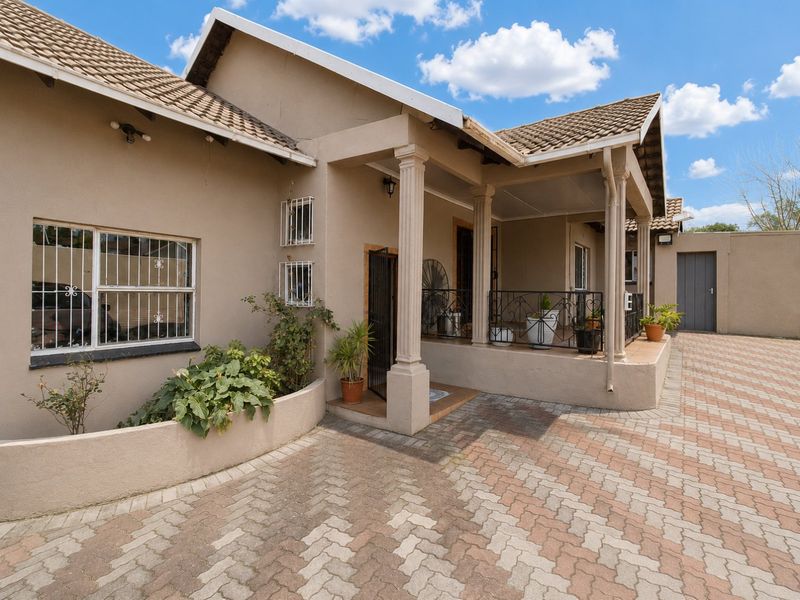 Spacious family home with granny flat in Esther Park - Photo 1