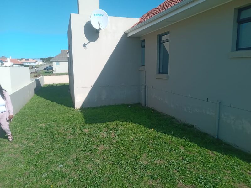 Beautiful 3-Bedroom Family Home for Sale in Bushbuck Bend, Kidd's Beach - Photo 2