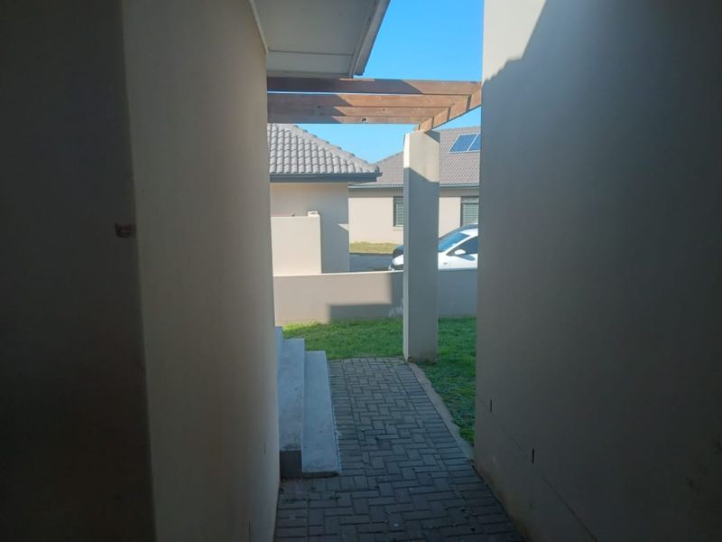 Beautiful 3-Bedroom Family Home for Sale in Bushbuck Bend, Kidd's Beach - Photo 7