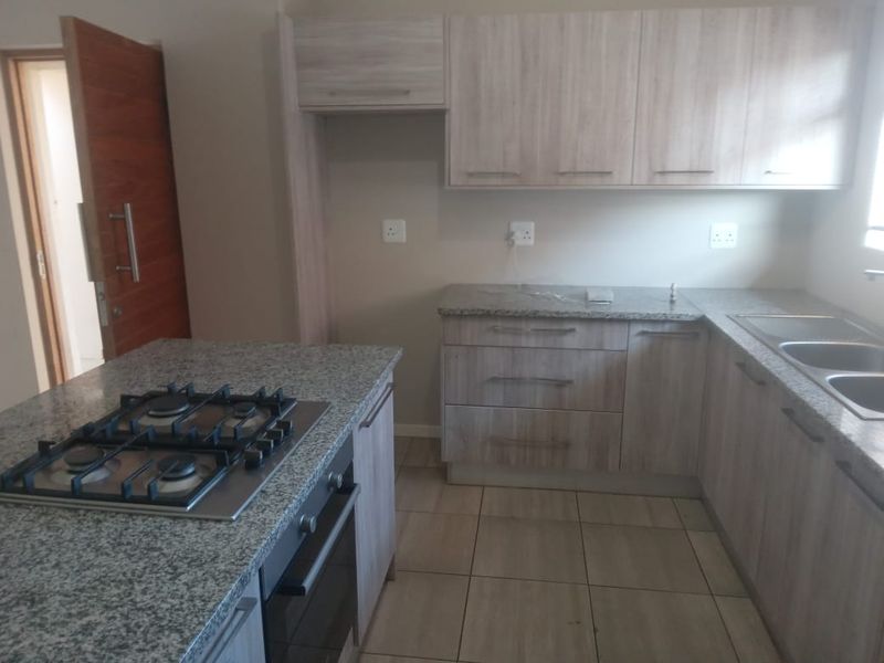 Beautiful 3-Bedroom Family Home for Sale in Bushbuck Bend, Kidd's Beach - Photo 9