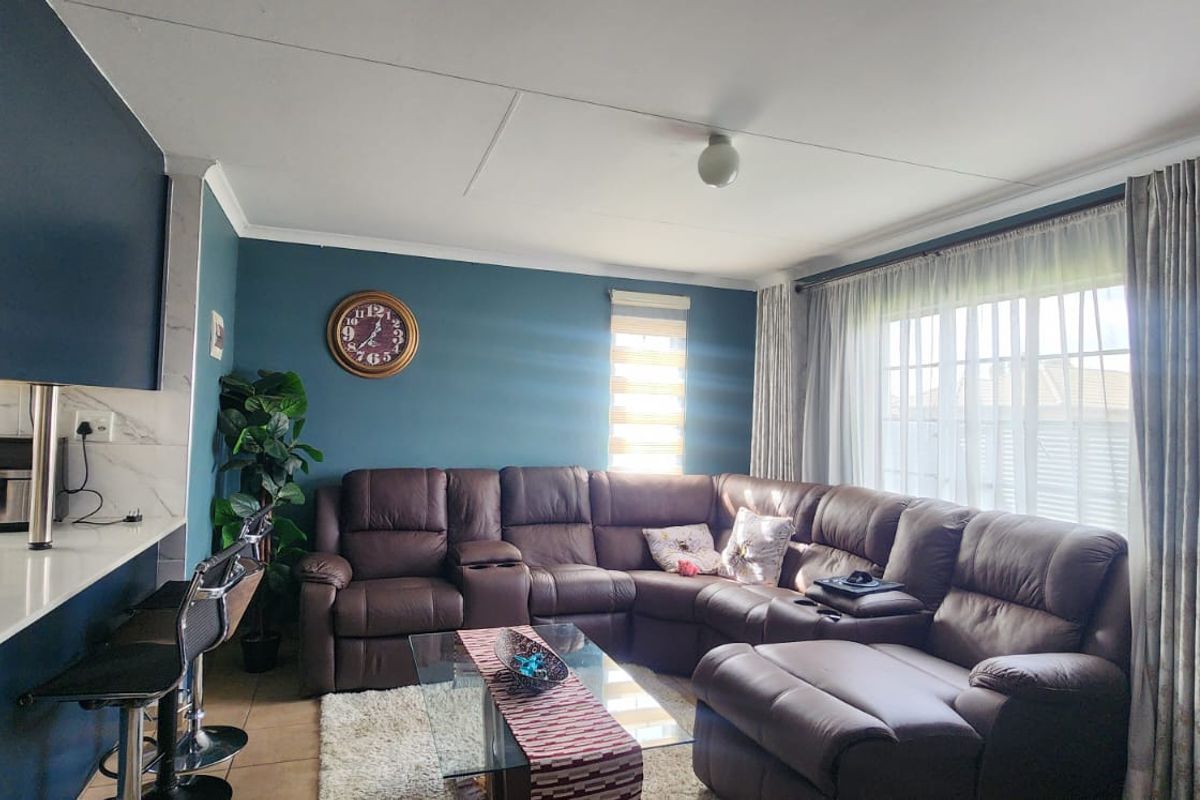 Modern Family Home 4 Sale - Photo 4