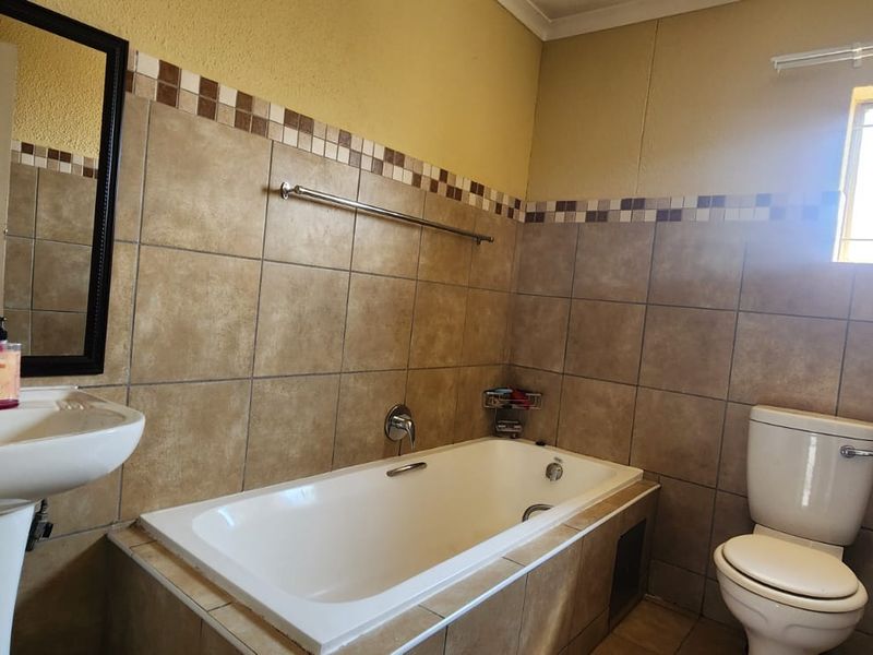 Cozy Family Home up for grabs - Photo 10