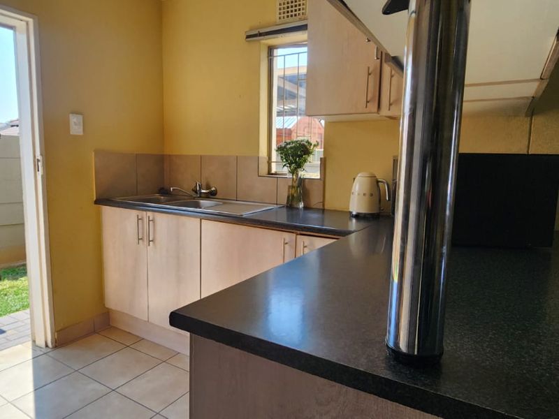 Cozy Family Home up for grabs - Photo 6