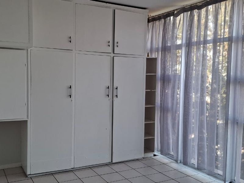 Sunny open plan flat in Southernwood  - Photo 2