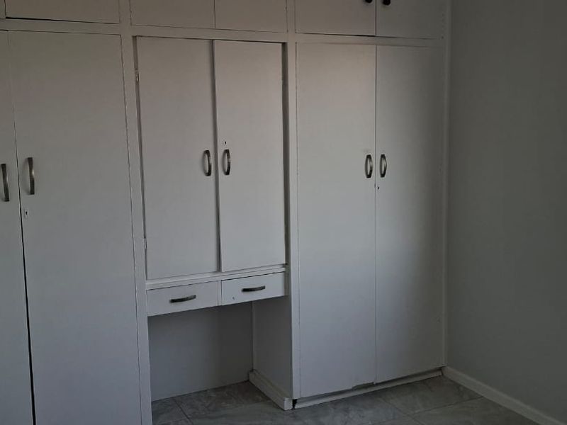 Sunny open plan flat in Southernwood  - Photo 10