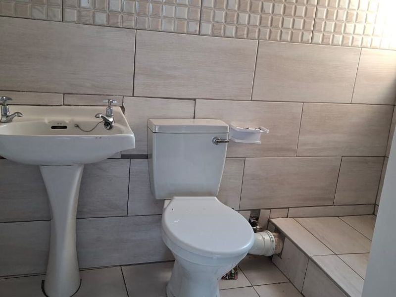 Sunny open plan flat in Southernwood  - Photo 9