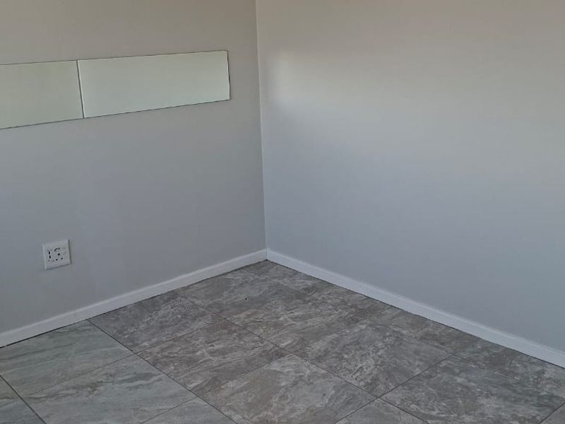 Sunny open plan flat in Southernwood  - Photo 8