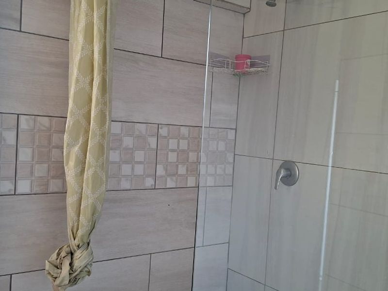 Sunny open plan flat in Southernwood  - Photo 6