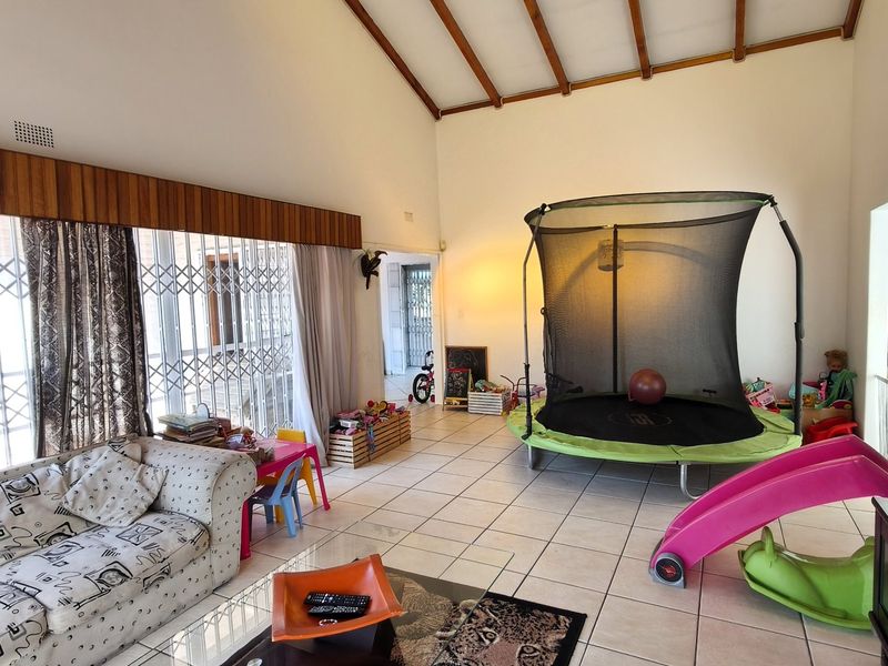 Family haven in Noordheuwel with modern comforts - Photo 3