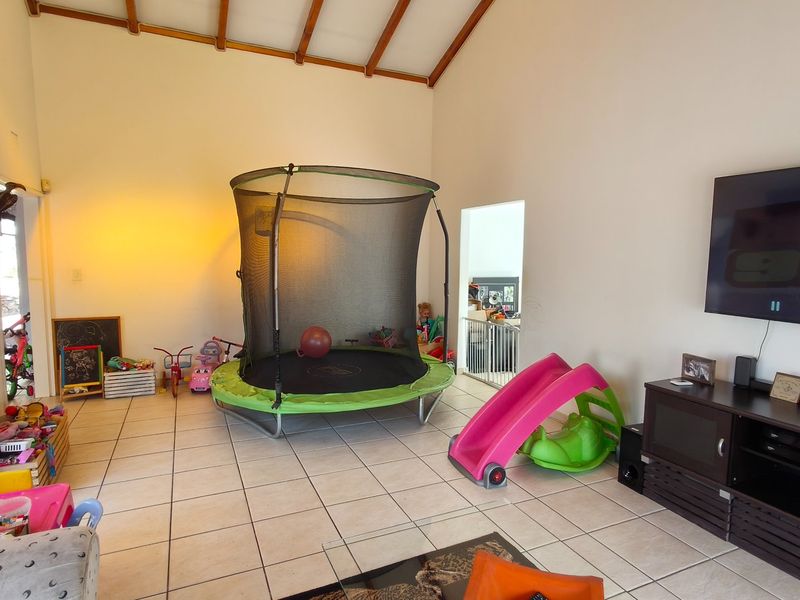 Family haven in Noordheuwel with modern comforts - Photo 4