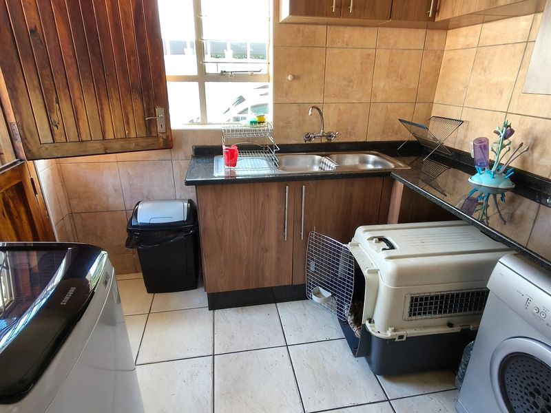 Family haven in Noordheuwel with modern comforts - Photo 10