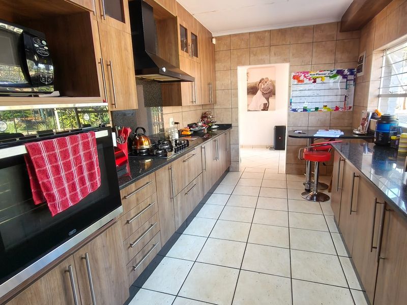Family haven in Noordheuwel with modern comforts - Photo 9