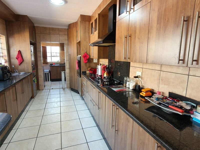 Family haven in Noordheuwel with modern comforts - Photo 8