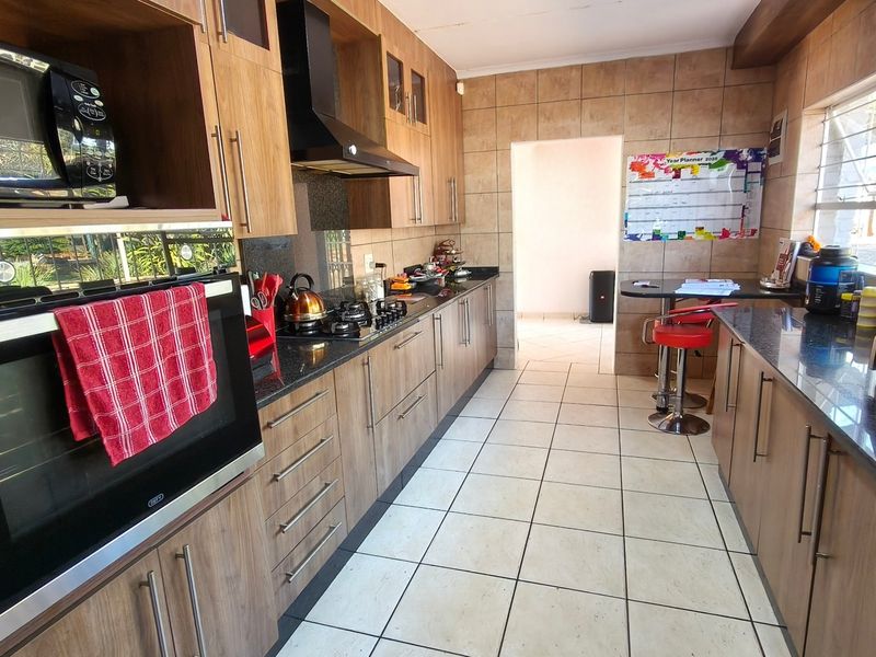 Family haven in Noordheuwel with modern comforts - Photo 6