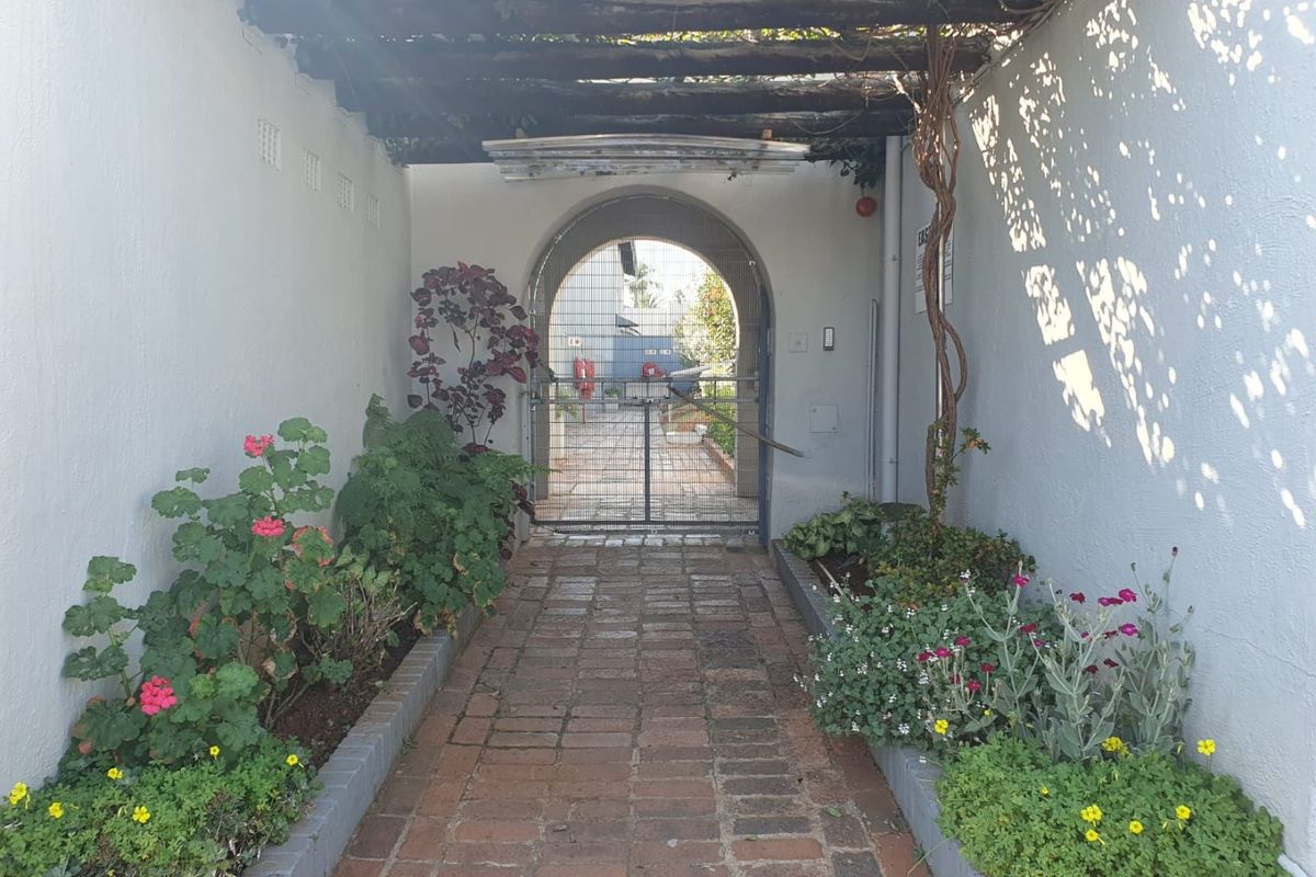Comfortable, secure duplex with private garden in Edenvale.  - Photo 2