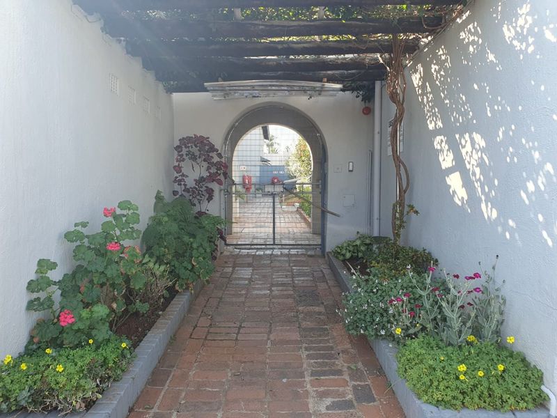 Comfortable, secure duplex with private garden in Edenvale.  - Photo 2