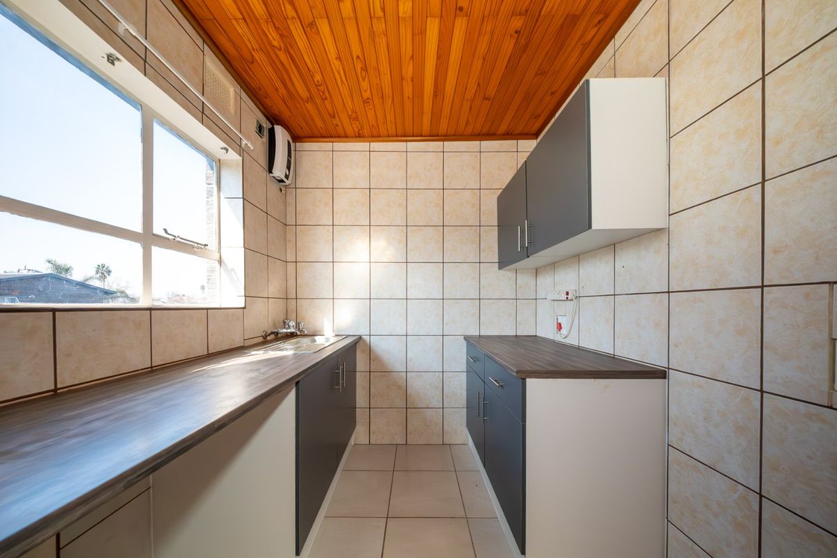 Spacious Top Floor Corner Apartment Offering Comfort and Convenience - Photo 4