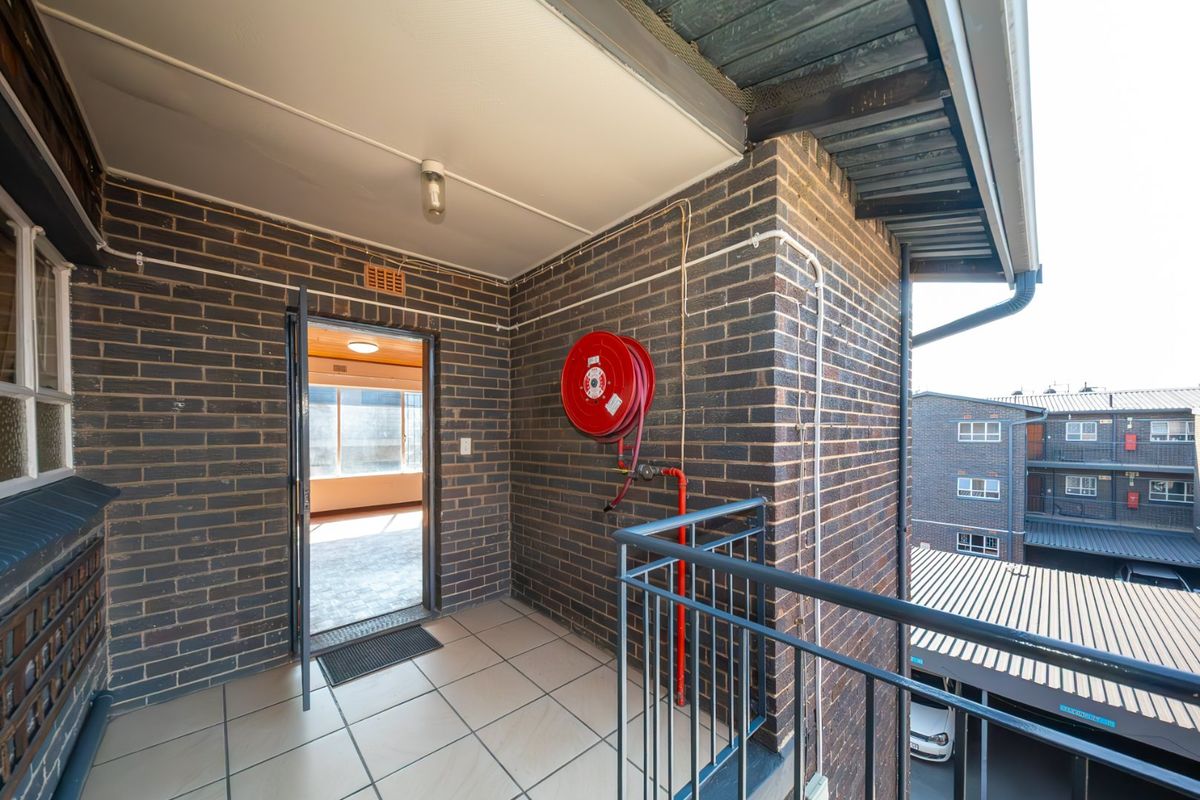 Spacious Top Floor Corner Apartment Offering Comfort and Convenience - Photo 2