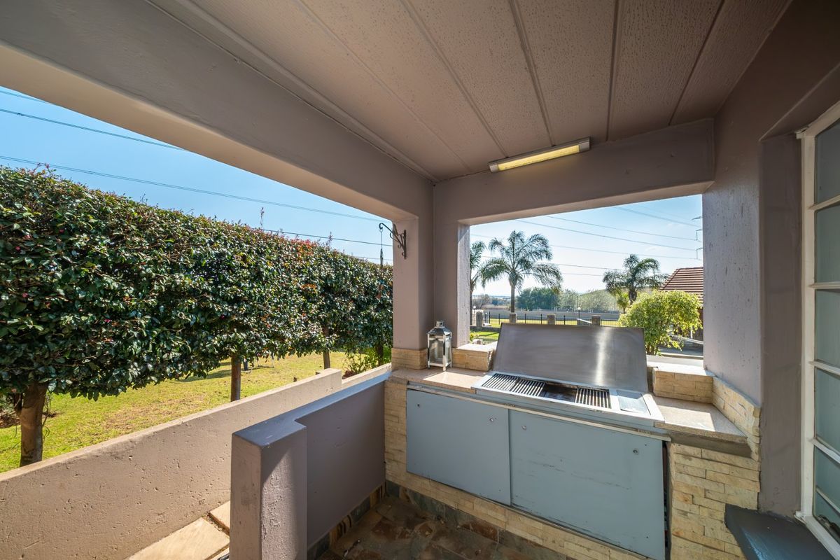 Spacious 3 Bedroom Duplex with Private Garden in Brigadoon, Edenglen - Photo 5