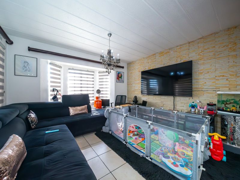 Spacious 3 Bedroom Duplex with Private Garden in Brigadoon, Edenglen - Photo 10