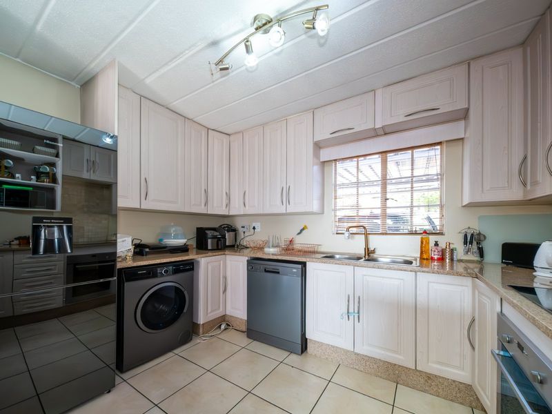 Spacious 3 Bedroom Duplex with Private Garden in Brigadoon, Edenglen - Photo 9