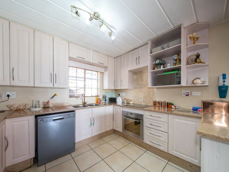 Spacious 3 Bedroom Duplex with Private Garden in Brigadoon, Edenglen - Photo 7