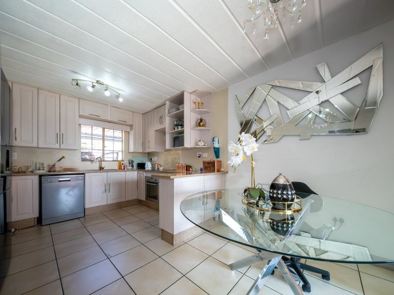 Spacious 3 Bedroom Duplex with Private Garden in Brigadoon, Edenglen - Photo 6