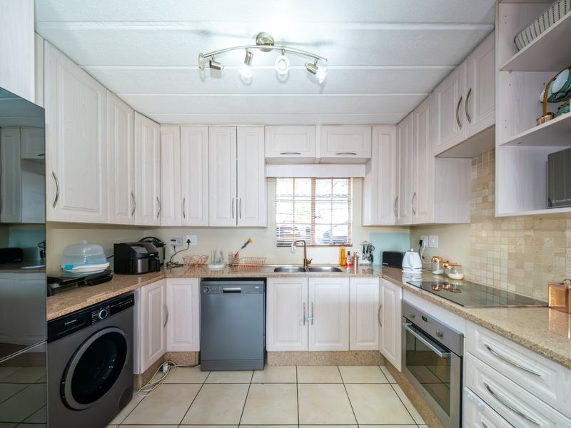 Spacious 3 Bedroom Duplex with Private Garden in Brigadoon, Edenglen - Photo 8