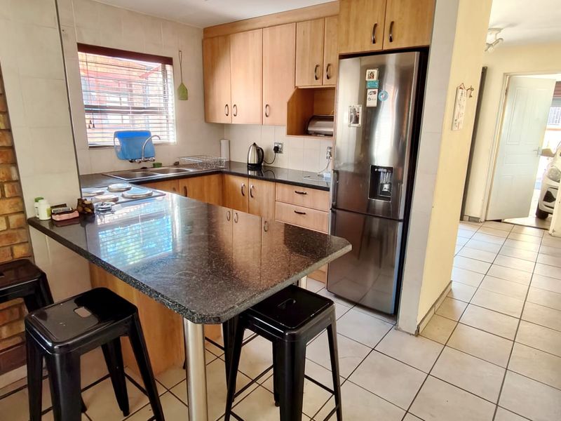 Charming Lock-Up-and-Go Retreat in Secure Misty Bay Estate – Vaal Dam - Photo 5