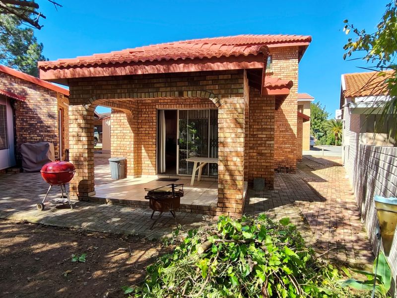 Charming Lock-Up-and-Go Retreat in Secure Misty Bay Estate – Vaal Dam - Photo 1