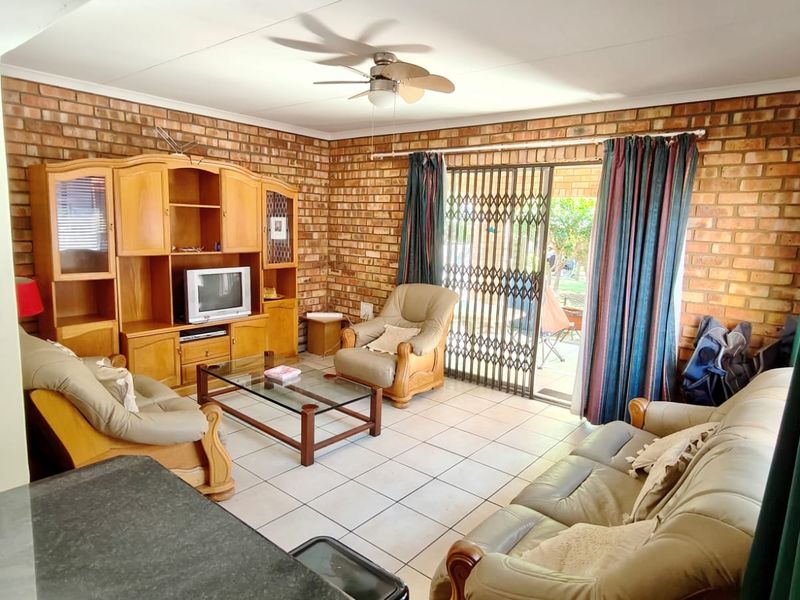 Charming Lock-Up-and-Go Retreat in Secure Misty Bay Estate – Vaal Dam - Photo 7