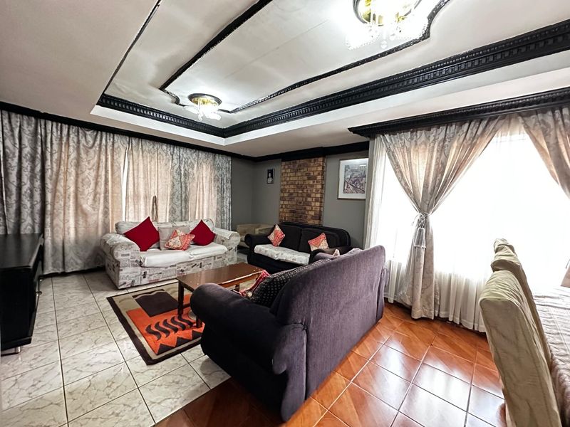 Charming Protea North Family Home for Rent - Photo 4