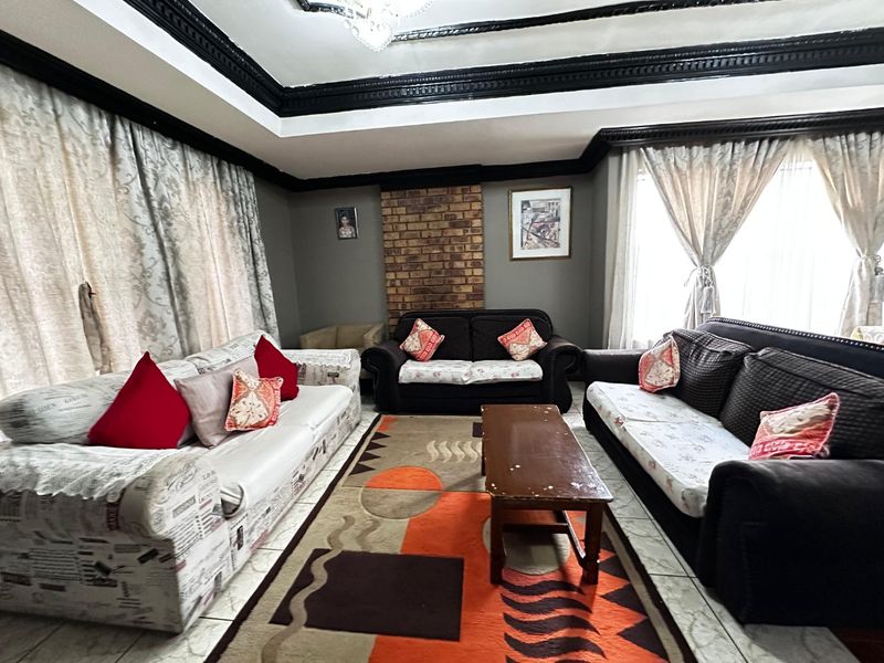 Charming Protea North Family Home for Rent - Photo 5