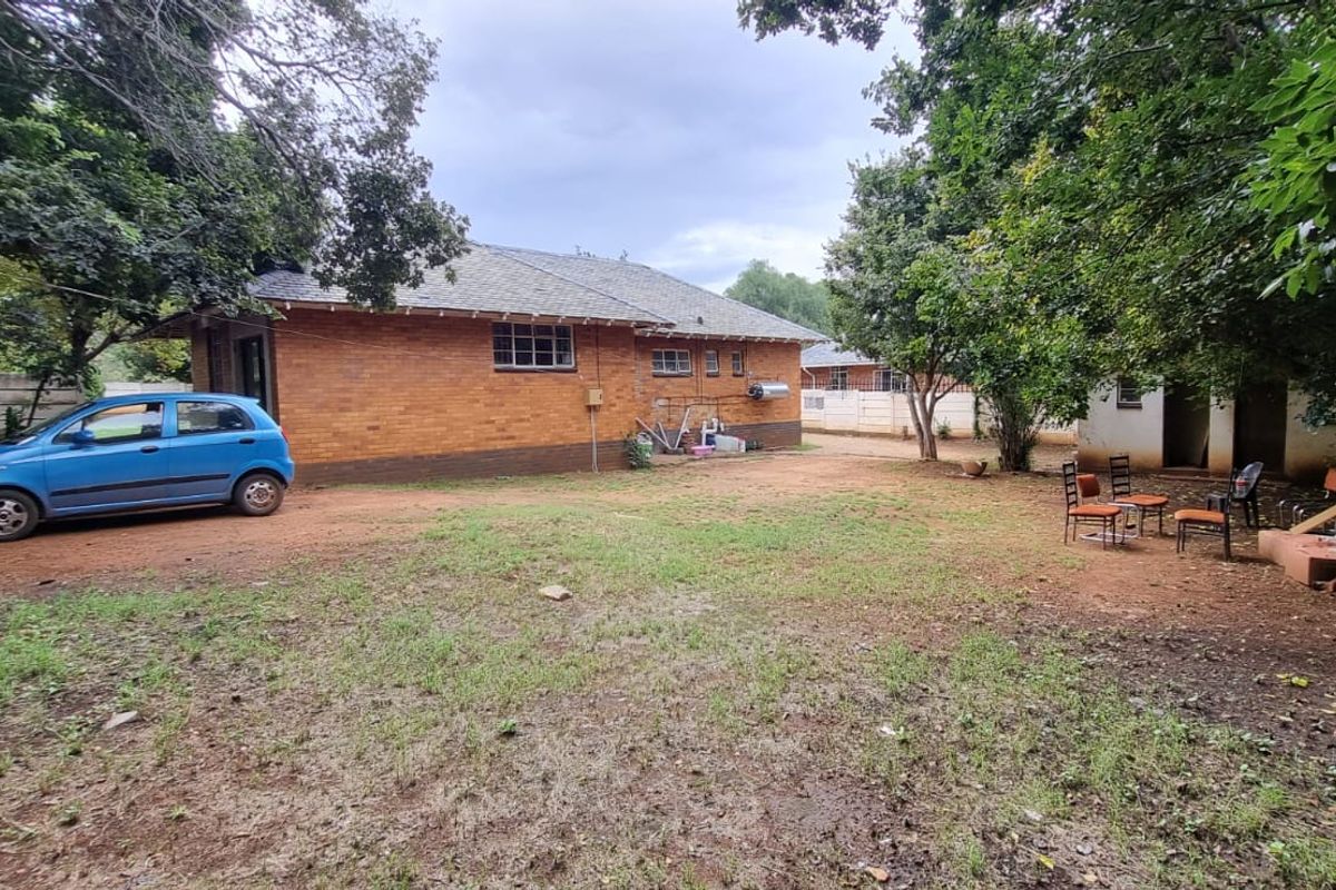 3 Bedroom House for Sale in Stilfontein - Photo 4