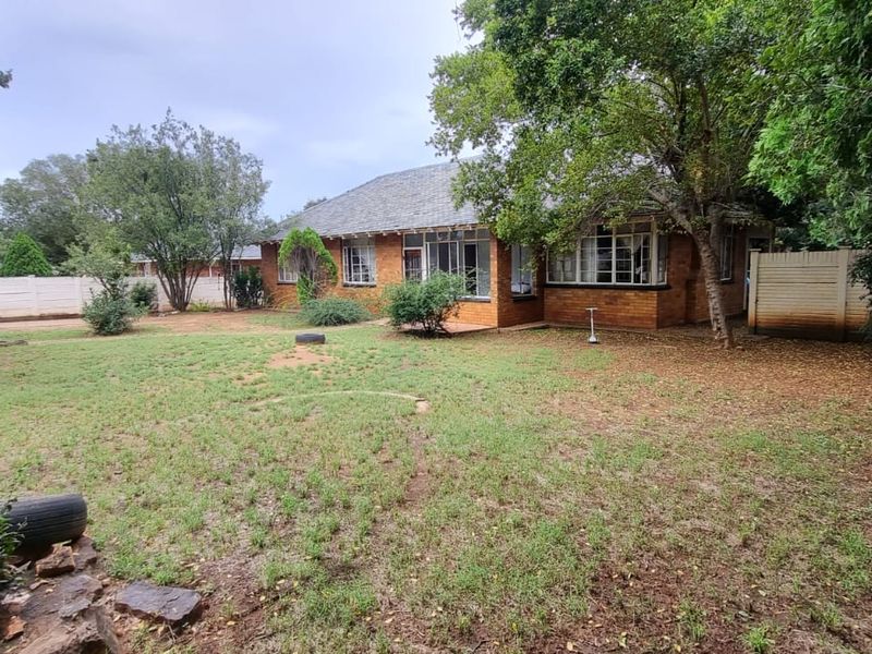 3 Bedroom House for Sale in Stilfontein - Photo 2
