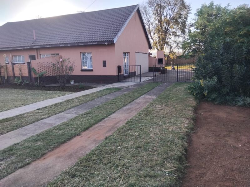 3 Bedroom Home with Braai and Secure Garden - Photo 2