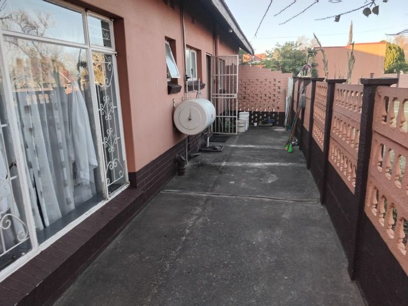 3 Bedroom Home with Braai and Secure Garden - Photo 4
