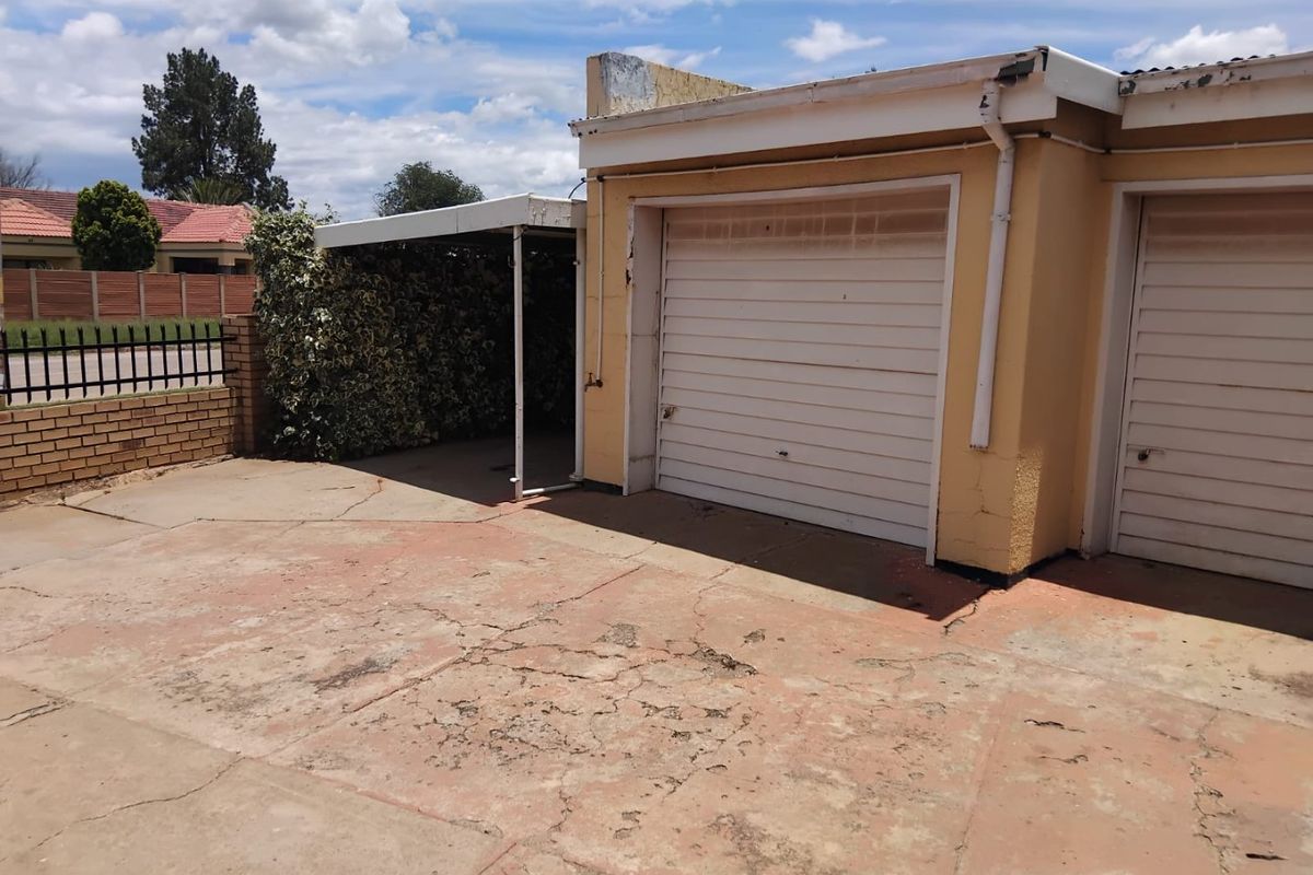 4 Bedroom family home with built in braai and pool vibe - Photo 5