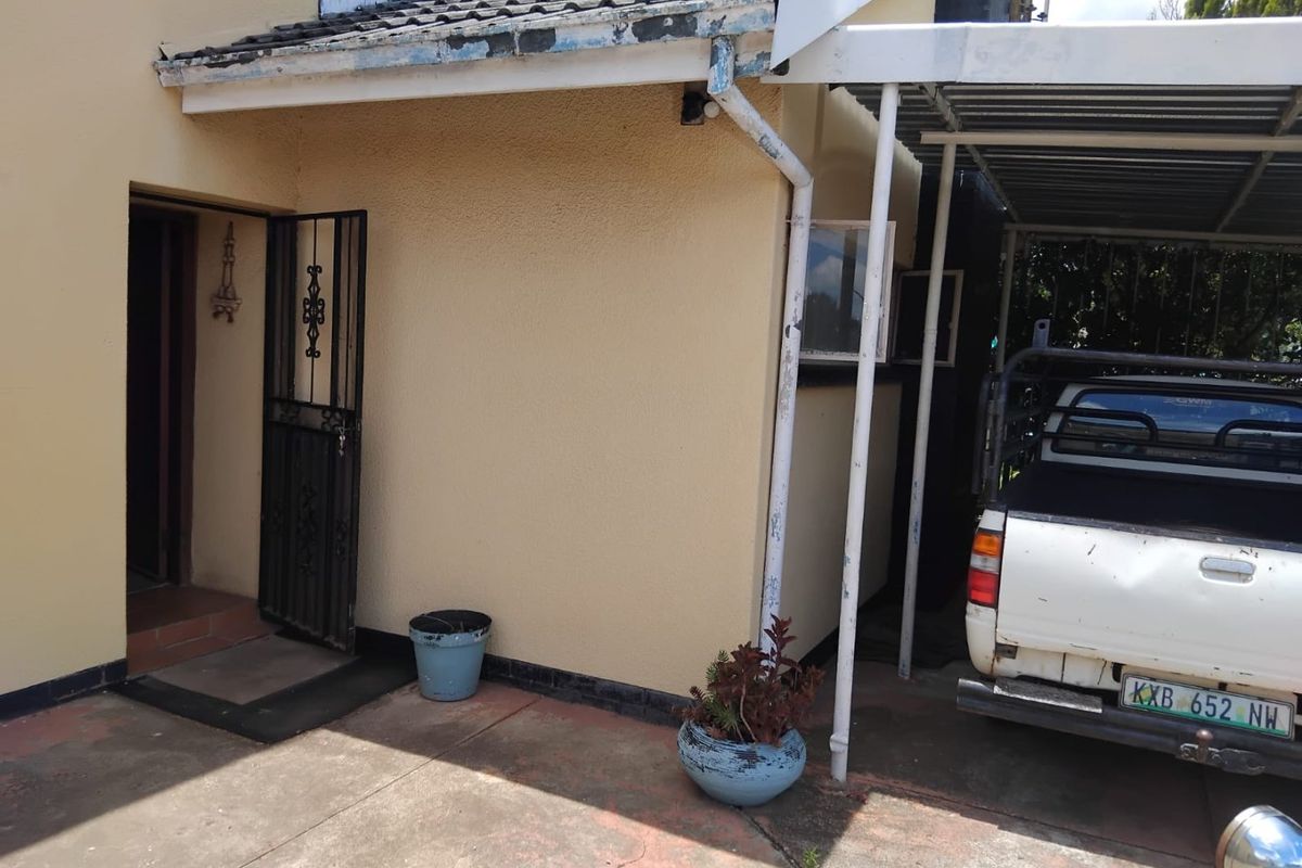 4 Bedroom family home with built in braai and pool vibe - Photo 4