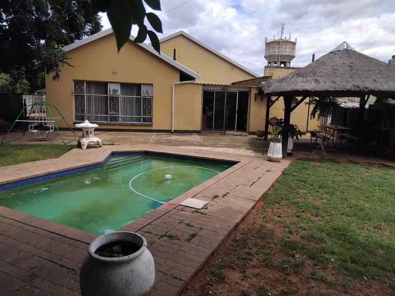 4 Bedroom family home with built in braai and pool vibe - Photo 2