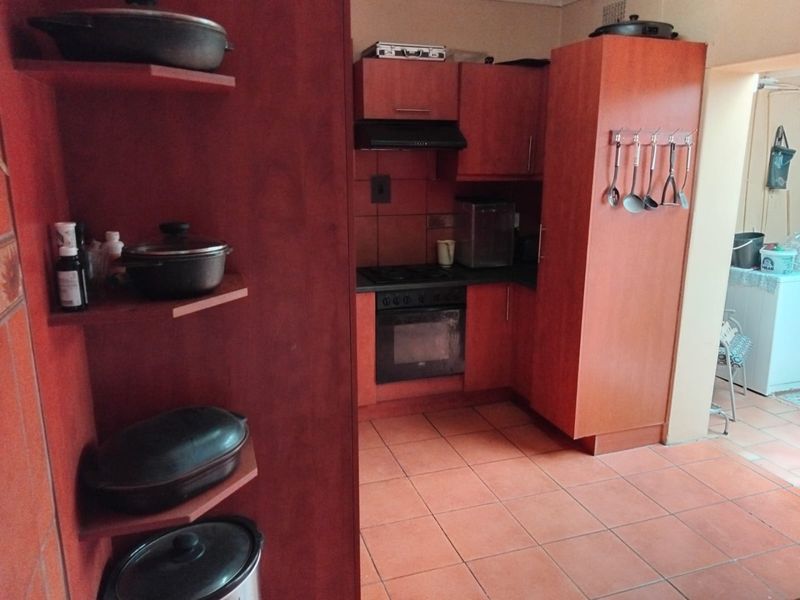 4 Bedroom family home with built in braai and pool vibe - Photo 8
